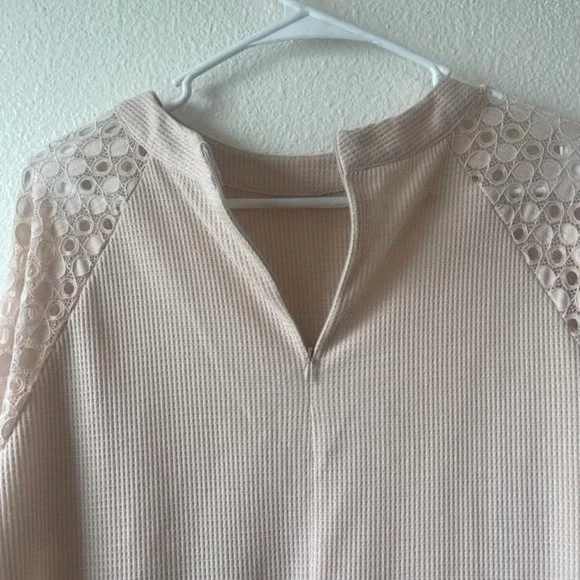 Blush top with lace sleeves - Picture 2 of 6